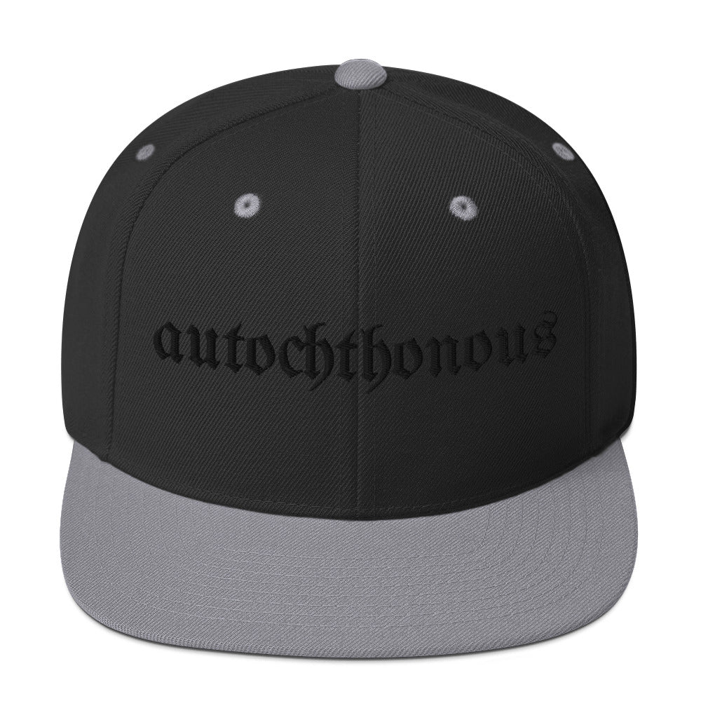 Autochthonous Snapback-Cap / schwarzes Logo