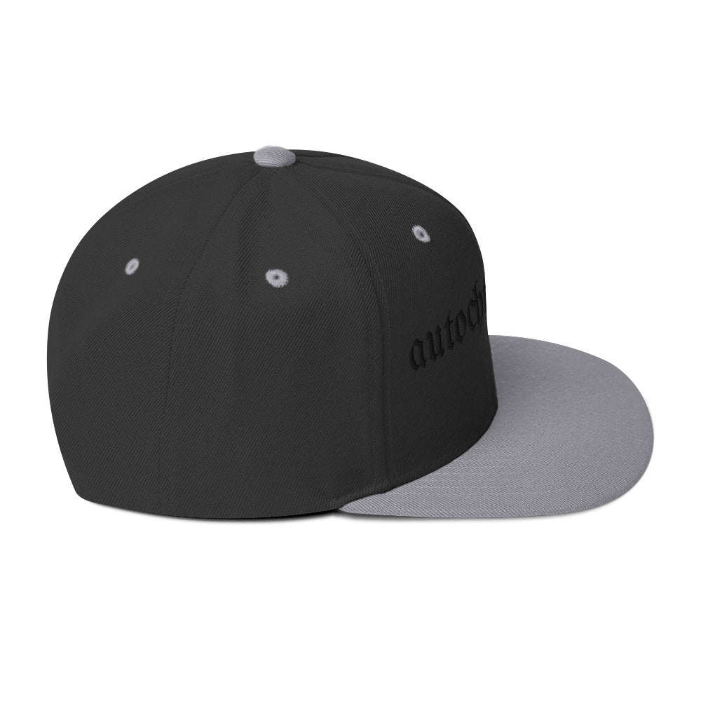 Autochthonous Snapback-Cap / schwarzes Logo